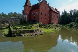 Cervena Lhota Castle – A Fairytale on the Lake
